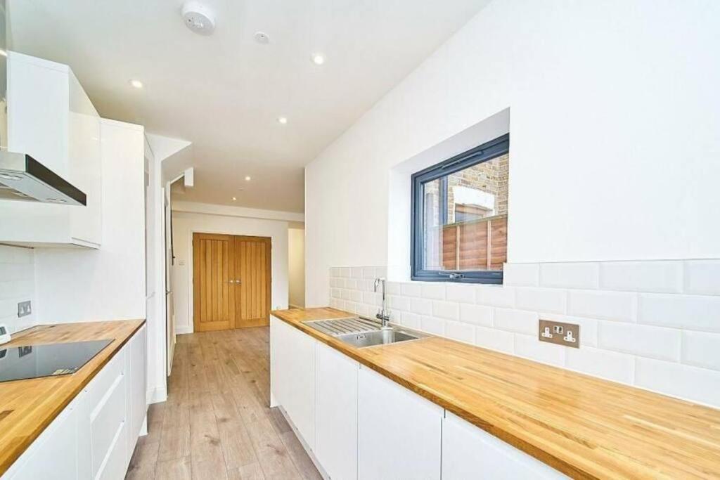 Spacious 4Br House, London, Sleeps 9, Parking Available מראה חיצוני תמונה