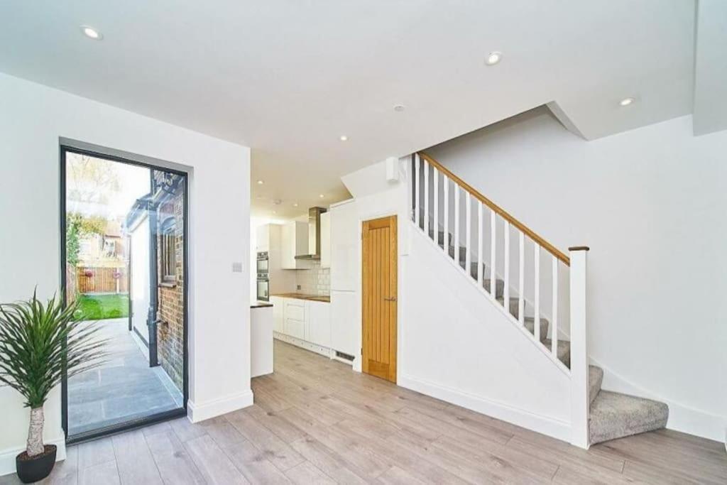 Spacious 4Br House, London, Sleeps 9, Parking Available מראה חיצוני תמונה
