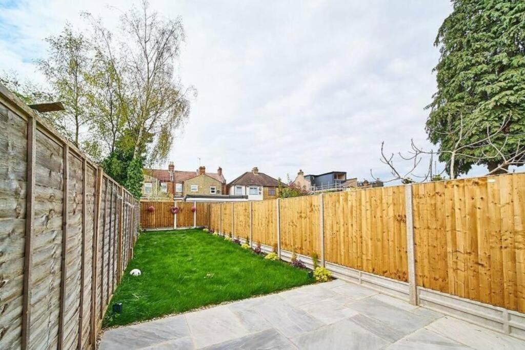 Spacious 4Br House, London, Sleeps 9, Parking Available מראה חיצוני תמונה