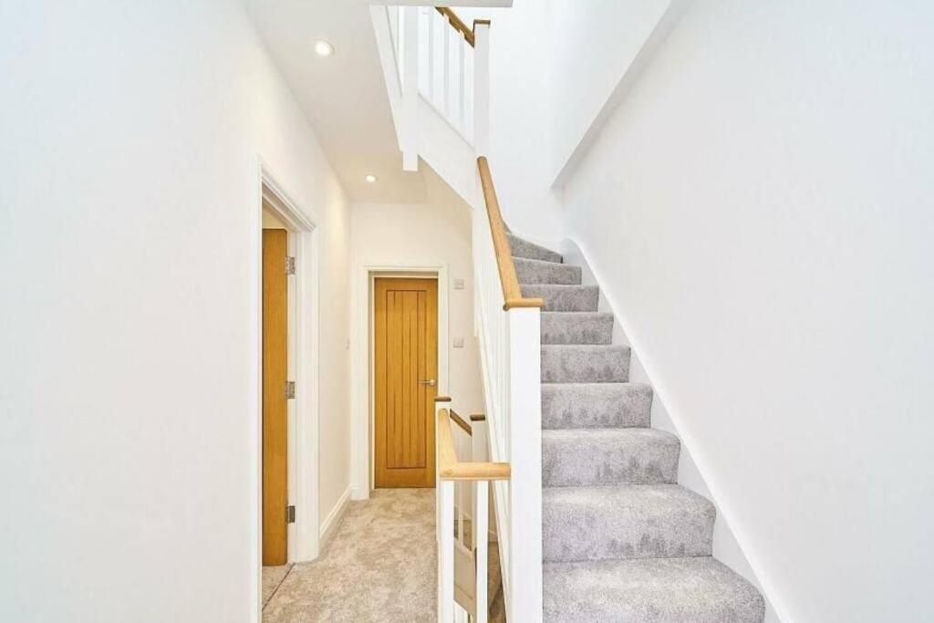 Spacious 4Br House, London, Sleeps 9, Parking Available מראה חיצוני תמונה