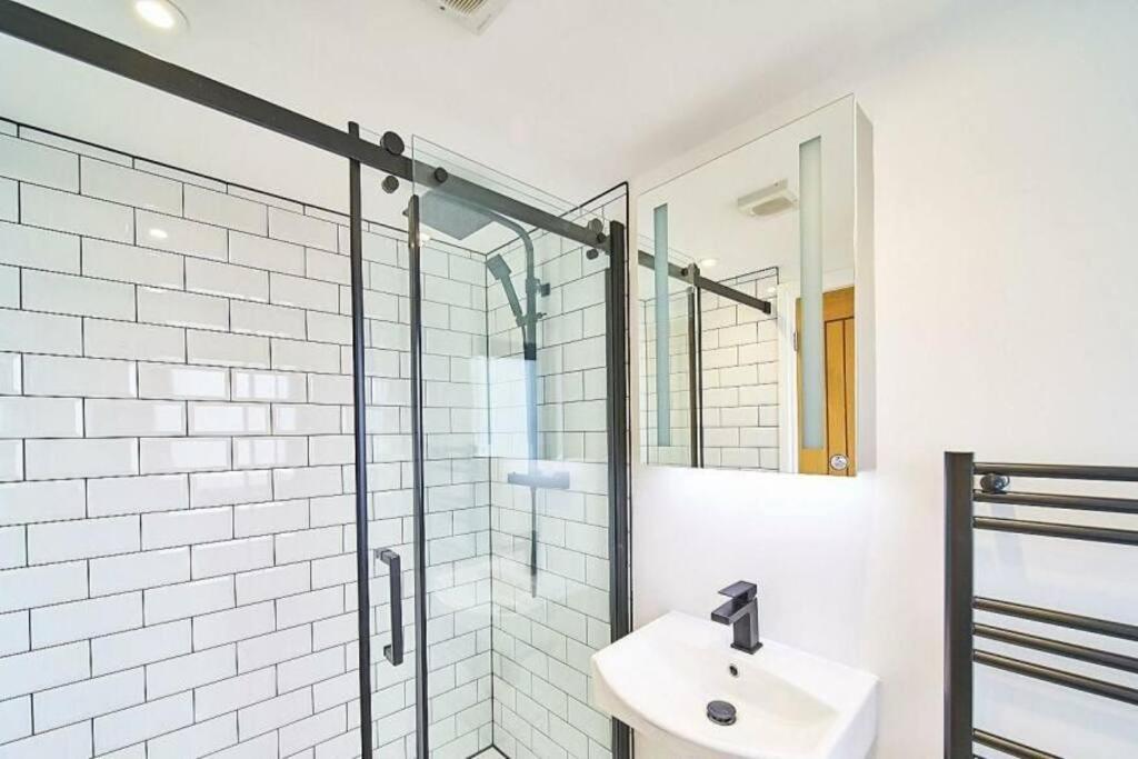 Spacious 4Br House, London, Sleeps 9, Parking Available מראה חיצוני תמונה
