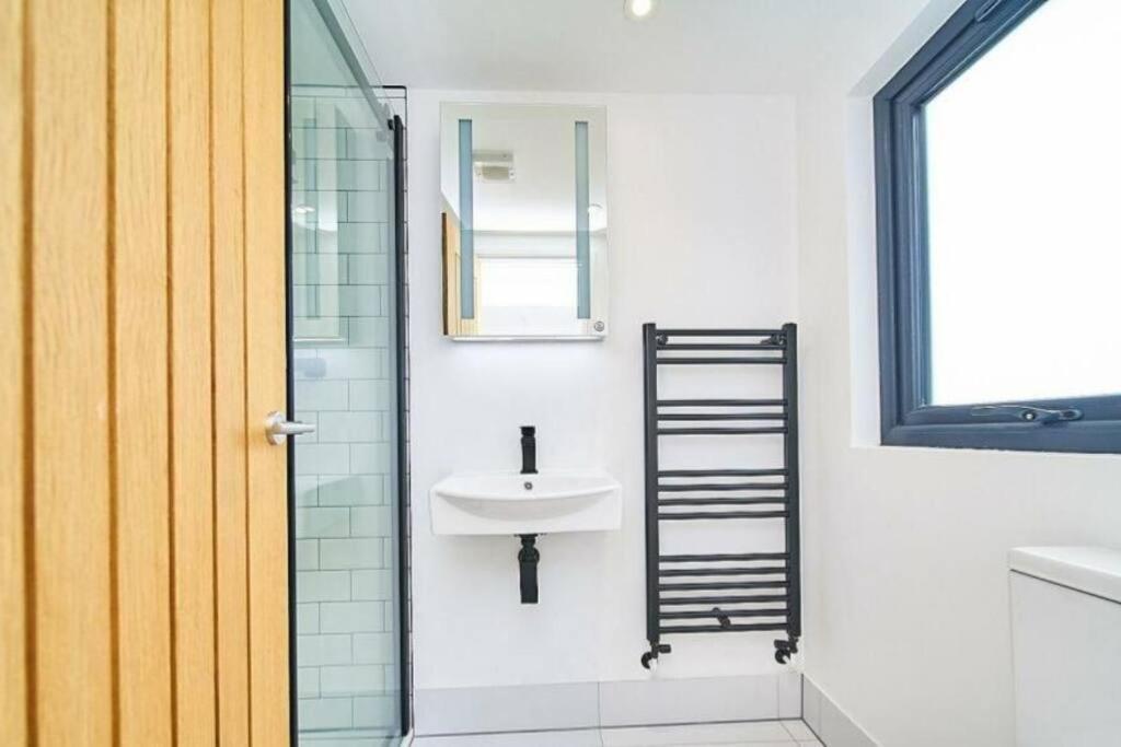 Spacious 4Br House, London, Sleeps 9, Parking Available מראה חיצוני תמונה