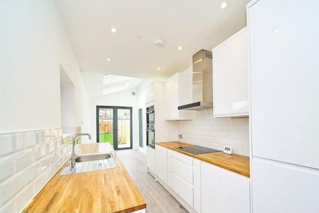 Spacious 4Br House, London, Sleeps 9, Parking Available מראה חיצוני תמונה