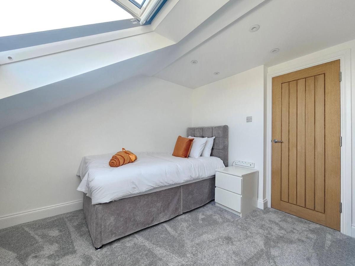 Spacious 4Br House, London, Sleeps 9, Parking Available מראה חיצוני תמונה
