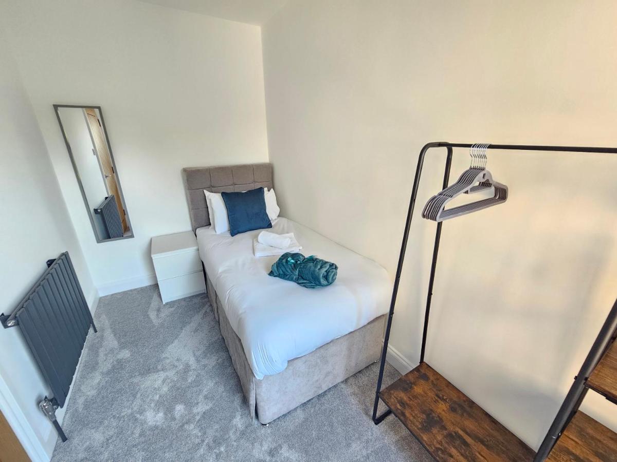 Spacious 4Br House, London, Sleeps 9, Parking Available מראה חיצוני תמונה