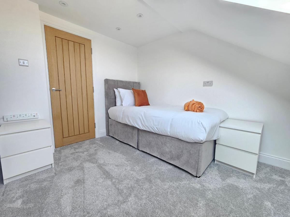 Spacious 4Br House, London, Sleeps 9, Parking Available מראה חיצוני תמונה