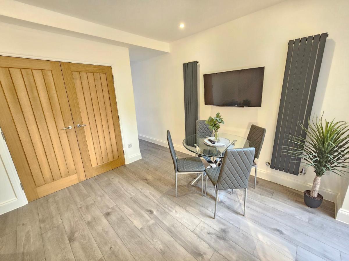 Spacious 4Br House, London, Sleeps 9, Parking Available מראה חיצוני תמונה